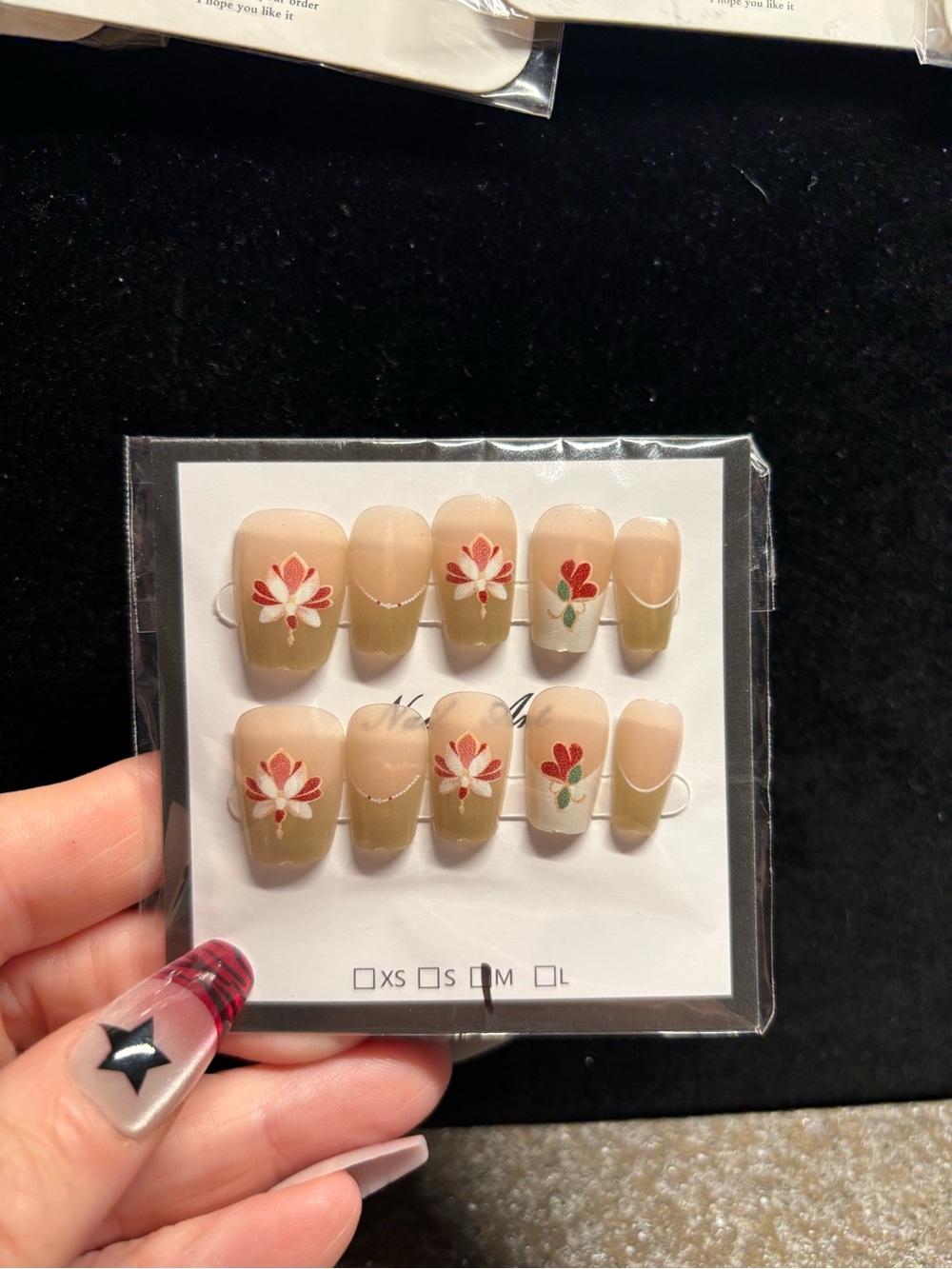 Beige Floral Press-On Nails Set with Red Accents - Women Makeup Press-On Nails